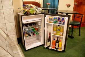 un piccolo frigorifero con la porta aperta in una stanza di Amara Hotel a Lima