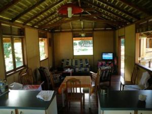 Un restaurante o sitio para comer en Vaianae Lodge