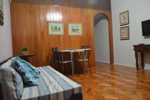 1 dormitorio con 1 cama, mesa y sillas en Copacabana Etrusco Apartment, en Río de Janeiro