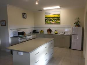 Η κουζίνα ή μικρή κουζίνα στο Lyreen's Apartment +21 φωτογραφίες
