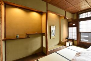 京都市にある藏や 千本三条の棚とベッドが備わる壁のある部屋