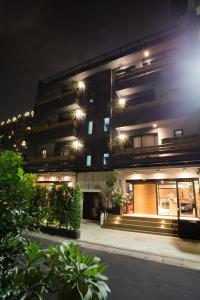 un bâtiment la nuit avec des lumières allumées dans l'établissement Royal Rose Hotel Shuangcheng Hall, à Taipei