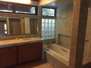 Koupelna v ubytování Hanalei Gardens