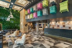 um lobby de um hotel com cadeiras e mesas em Hotel Arte SPA & Park em Velingrad