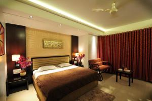 Hotel Surabhi Regency客房内的一张或多张床位