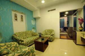 Hotel Surabhi Regency的休息区