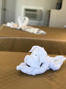 a white towel animal sitting on a table at Apollo Inn - Cocoa in Cocoa +22 photos