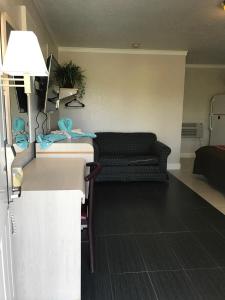 a living room with a couch and a table at Apollo Inn - Cocoa in Cocoa