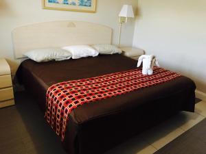 a bedroom with a bed with a teddy bear on it at Apollo Inn - Cocoa in Cocoa
