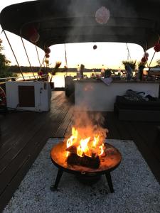 eine Feuerstelle auf dem Deck eines Bootes in der Unterkunft Hausboot DeLuxe in Berlin