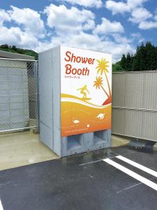 Hotel Lexton Tanegashima في Nishinoomote: وجود علامة على وجود كشك للاستحمام في موقف السيارات