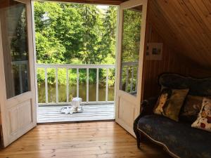 Afbeelding uit fotogalerij van River Villa, 20 min by train to Old Town, big yard in Lagedi