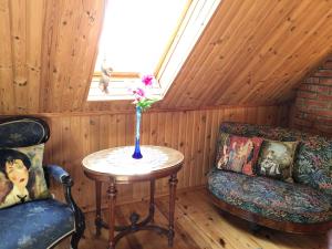 Afbeelding uit fotogalerij van River Villa, 20 min by train to Old Town, big yard in Lagedi