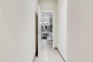 ローマにあるVaticano 38 Suitesのバスルーム(トイレ付)への開放ドア