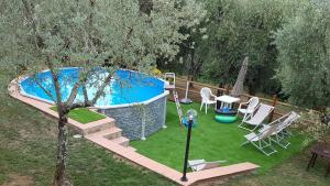 Marliana的住宿－Casa vacanze il Redo，享有后院的上方景色,设有游泳池