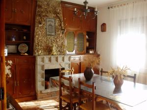 cocina con mesa de comedor y chimenea en Casa rural El caño, en Mingorría