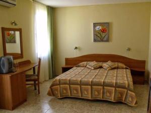 A bed or beds in a room at Family Hotel Selena