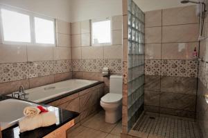 Koupelna v ubytování Grann Kaz Guest House + 37 fotografií