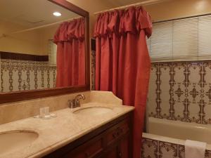 宿霧市的住宿－索菲亞套房公寓式酒店，一间带水槽、浴缸和镜子的浴室