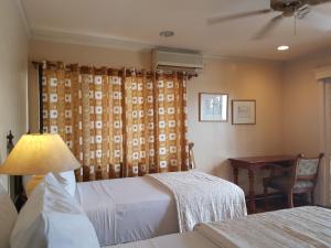 מיטה או מיטות בחדר ב-Sophia Suites Residence Hotel