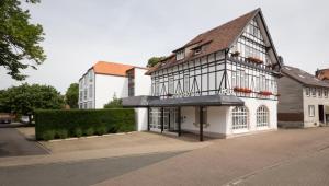 ein Schwarz-Weiß-Gebäude an der Straßenseite in der Unterkunft Boardinghouse am Wall in Salzgitter-Bad