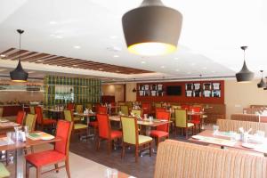 Restoran või mõni muu söögikoht majutusasutuses Lemon Tree Hotel Shimona Chennai