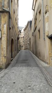 an empty street in an alley between two buildings at Chic En Ville in Metz