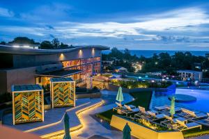 卡塔海灘的住宿－The SIS Kata, Resort - SHA Plus，享有酒店空中景色,晚上设有游泳池