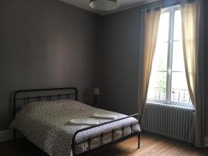 A bed or beds in a room at Le Recommandé