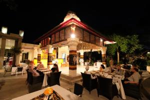 Ein Restaurant oder anderes Speiselokal in der Unterkunft Mahagiri Villas Sanur 