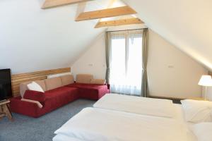 Postel nebo postele na pokoji v ubytování Kellerstöckl in Klöch - das Presshaus