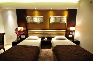 Hotel Surabhi Regency客房内的一张或多张床位