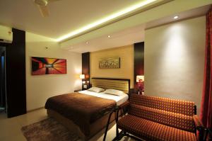 Hotel Surabhi Regency客房内的一张或多张床位