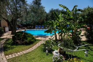 Basen w obiekcie Residence Villa Andrea lub w pobliżu
