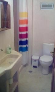 ネアブラスナにあるVilla Irisのバスルーム(トイレ、レインボーシャワーカーテン付)