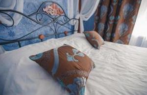 コムソモリスク・ナ・アムーレにあるZolotaia Liliaのベッド(ヘッドボード、枕付)