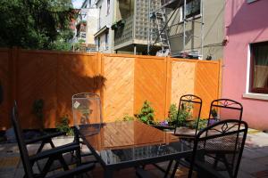 a table and chairs in front of a fence at Pension Isabel No2 in Bremen