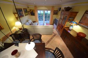 un salon avec un canapé, une table et des chaises dans l'établissement Ferienhaus-Strandflieder-in-Gross-Zicker-Halbinsel-Moenchgut, à Groß Zicker