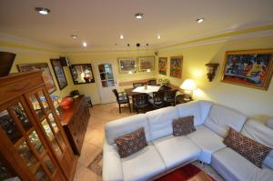 a living room with a white couch and a table at Ferienhaus-Strandflieder-in-Gross-Zicker-Halbinsel-Moenchgut in Groß Zicker