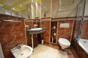 une salle de bains avec toilettes, lavabo et douche dans l'établissement Ferienhaus-Strandflieder-in-Gross-Zicker-Halbinsel-Moenchgut, à Groß Zicker 38 autres photos