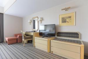 Televiisor ja/või meelelahutuskeskus majutusasutuses Santos Hotel