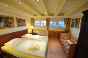 - une chambre avec 2 lits et un plafond avec des fenêtres dans l'établissement Ferienhaus-Strandflieder-in-Gross-Zicker-Halbinsel-Moenchgut, à Groß Zicker