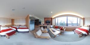 una camera da letto con due letti e una grande finestra di Hotel Granvia Hiroshima a Hiroshima Altre 37 foto