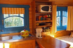 cocina con encimera, fregadero y ventana en Roulotte De Charme, en Grasse