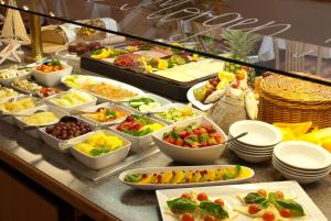 una línea de buffet con muchos platos diferentes de comida en The Domicil Hotel Frankfurt City, en Frankfurt