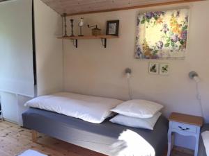 Säng eller sängar i ett rum på Lillstuga Strömma