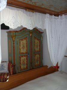 ein Bett mit Himmelbett und weißem Vorhang in der Unterkunft Millenniumhotel in Vigo di Fassa