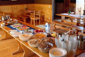 un lungo tavolo di legno ricoperto di cibo di Riihipiilo a Moksinkylä Altre 7 foto