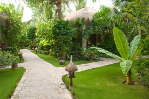 - un jardin dans un complexe avec un sentier dans l'établissement Cham Villas Resort, à Mui Ne