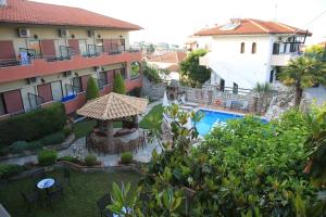 Elle offre une vue sur une cour avec une piscine et un bâtiment. dans l'établissement Hotel Zeus, à Afytos